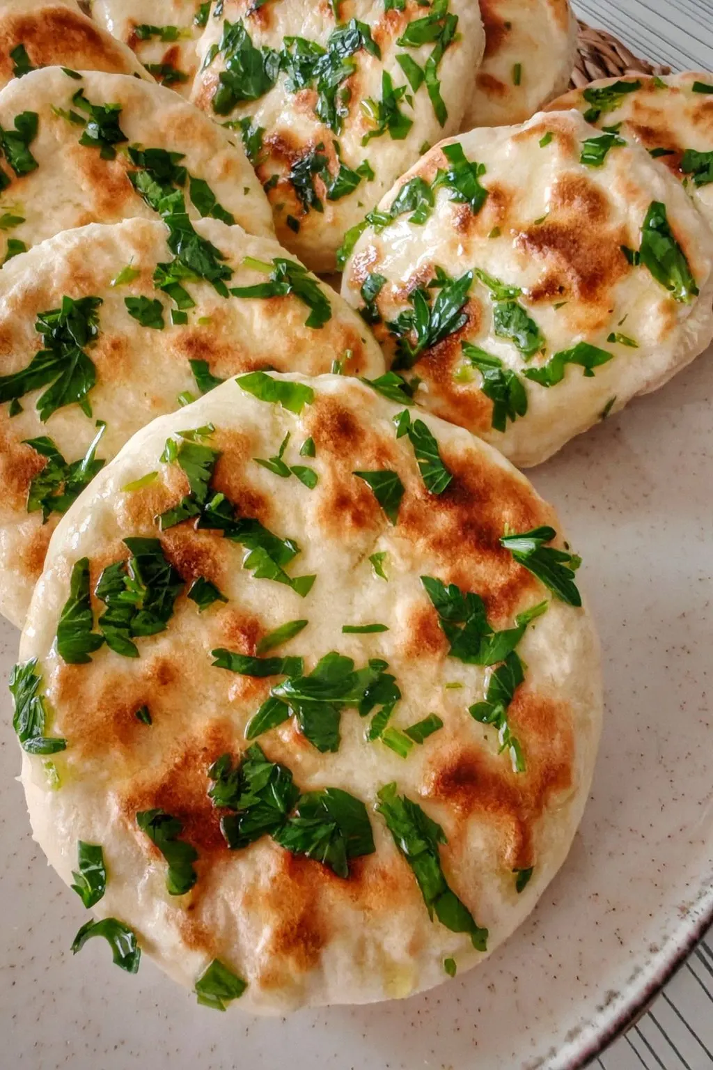 Naan czosnkowy z natką
