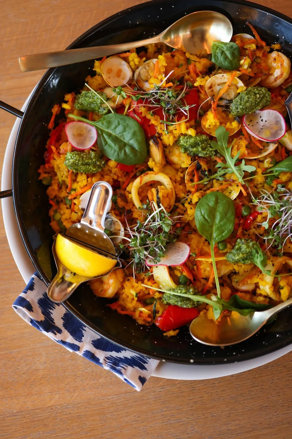 Paella z kalmarami i małżami