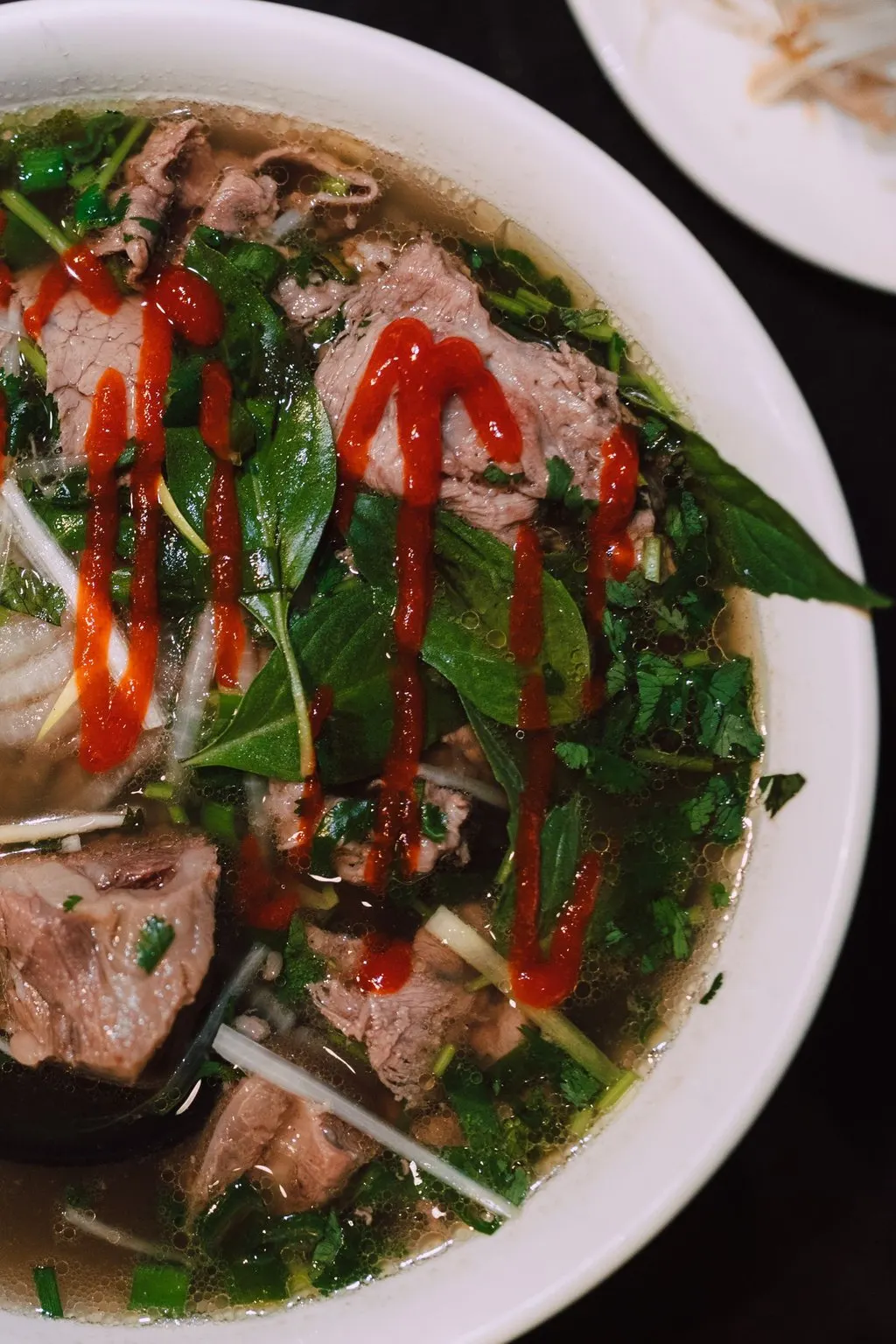 Pho bo z wołowiną i bazylią