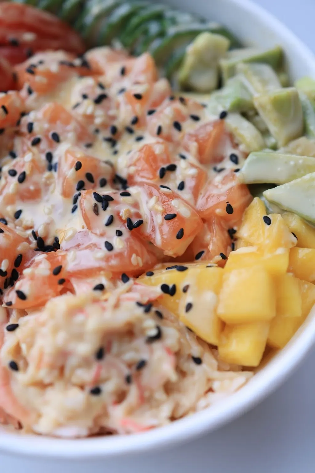 Poke z łososiem, mango i awokado