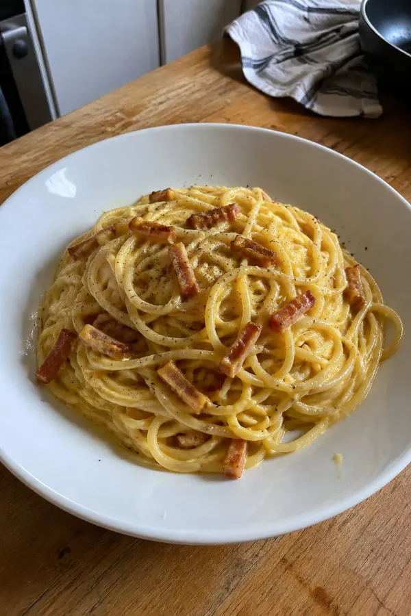 Spaghetti carbonara z guanciale i pecorino