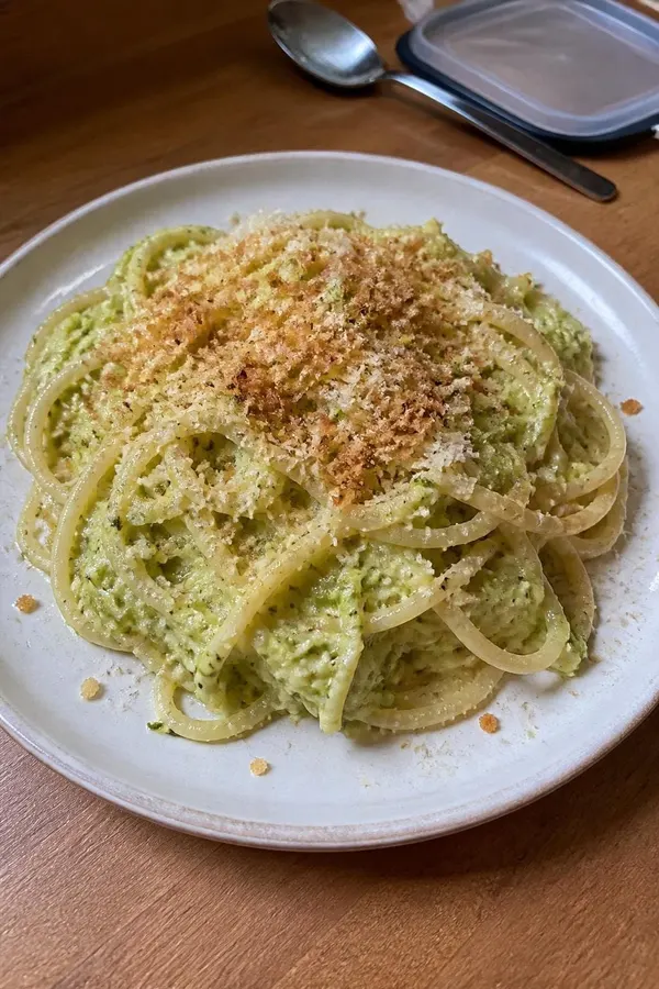 Spaghetti z kremową cukinią i chrupiącą bułką czosnkową