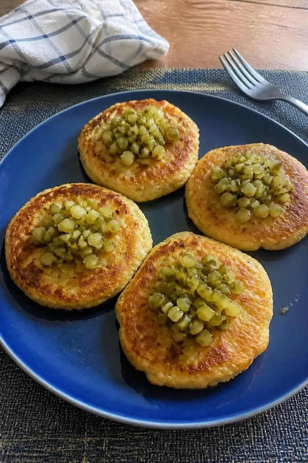 Pieczone placuszki ziemniaczano-serowe z ogórkiem kiszonym