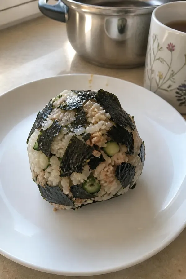 Ryżowa kulka z tuńczykiem i nori