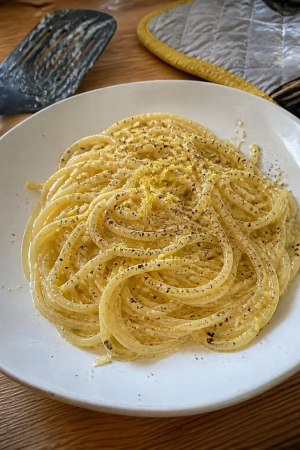 Cytrynowy makaron z pecorino i pieprzem
