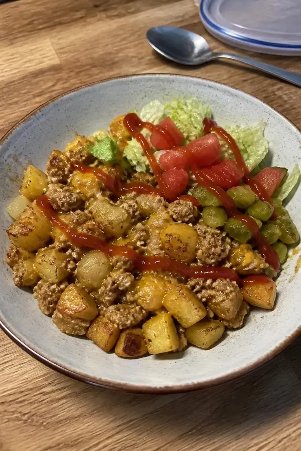 Patelnia cheeseburgerowa z ziemniakami