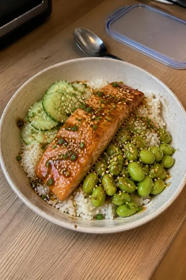 Łosoś miso z yuzu kosho, ryżem i edamame