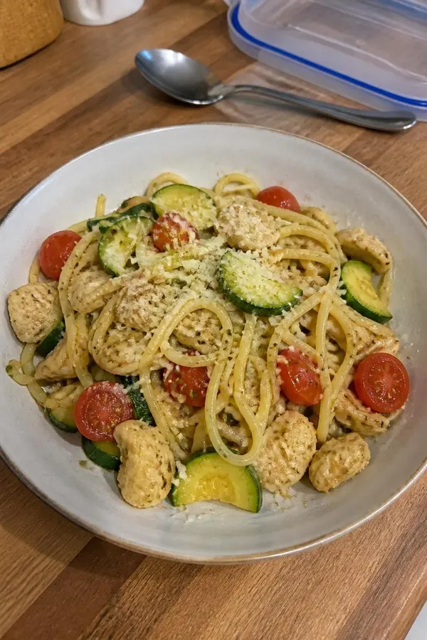 Spaghetti z kurczakiem, cukinią i pomidorkami