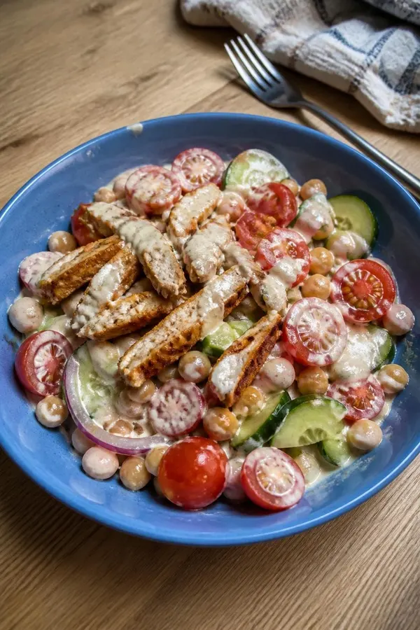 Miska shawarma z kurczakiem i sosem tahini