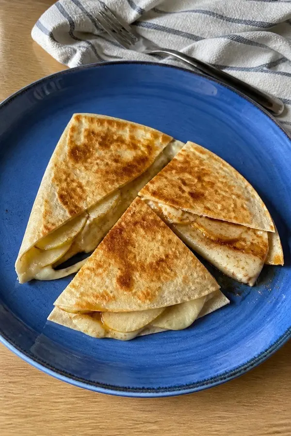 Chrupiąca tortilla z jabłkiem i mozzarellą