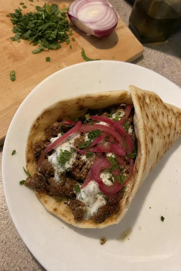 Pita z jagnięciną, tzatziki i marynowaną cebulą