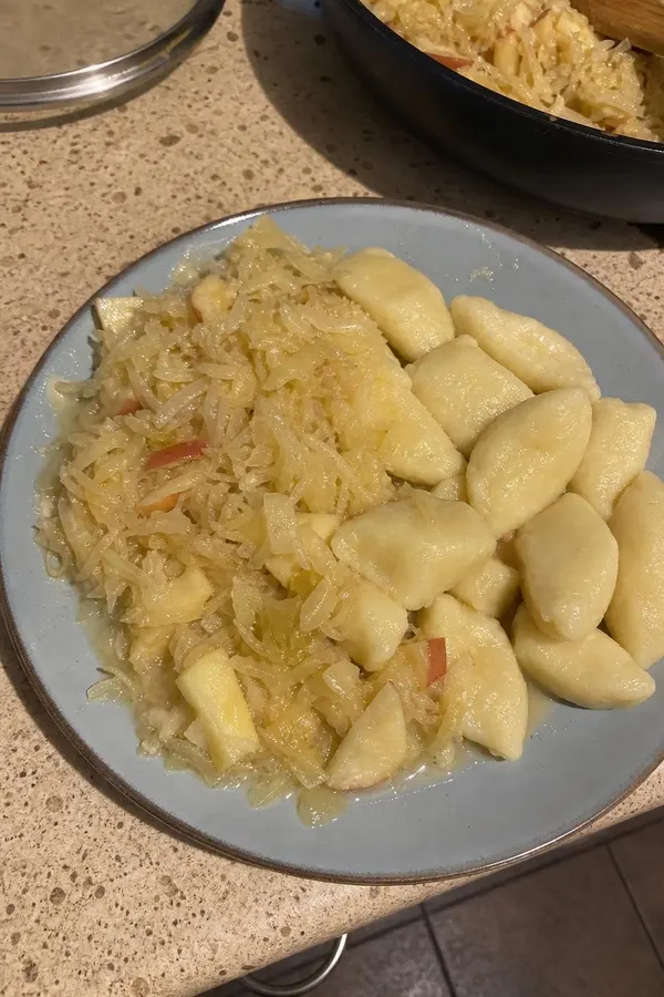 Kopytka z duszoną kapustą i jabłkiem