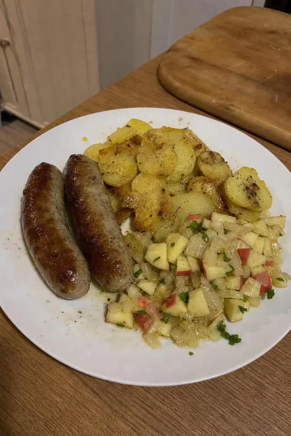 Kiełbaski z ziemniakami i jabłkowo-cebulową salsą