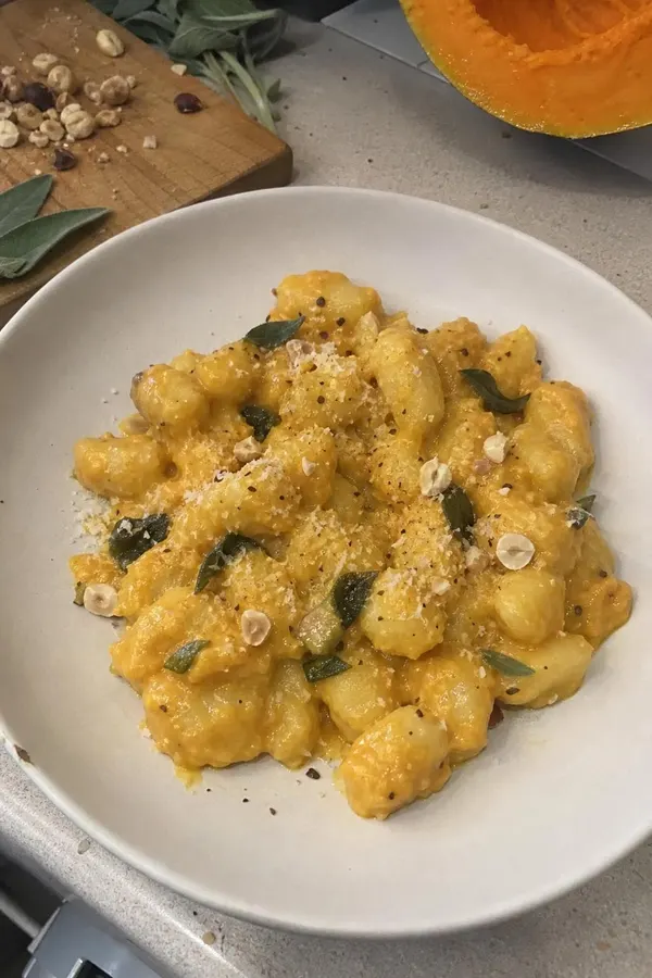 Gnocchi z dynią, szałwią i prażonymi orzechami laskowymi