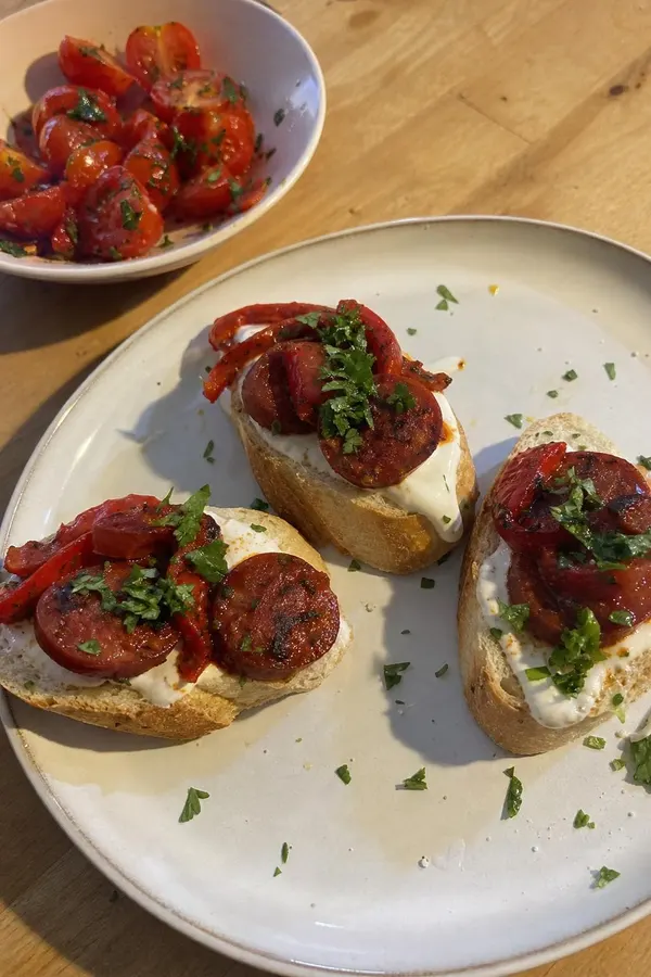 Pinchos z chorizo, papryką i jogurtowym sosem cytrynowym