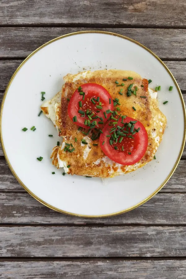 Omlet z twarogiem i plastrami pomidora
