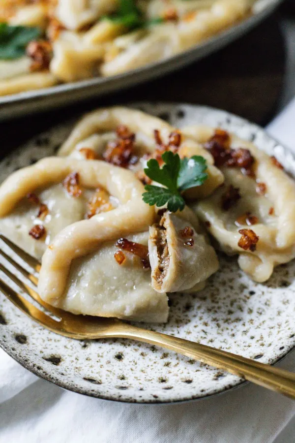 Kremowe pierożki ziemniaczane z pieczoną cebulą — łatwy twist
