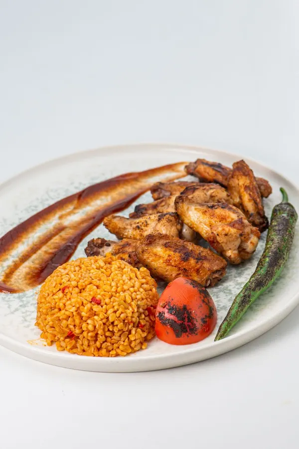Pieczony kurczak z kaszą jaglaną na pomidorowo i grillowaną papryką