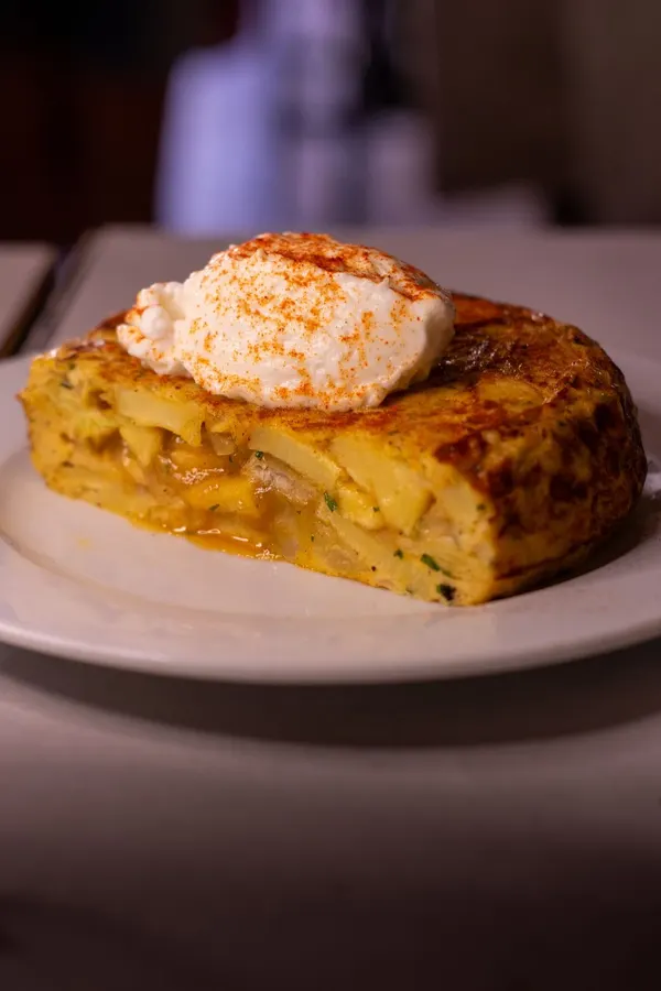 Omlet ziemniaczany ze śmietaną i koperkiem