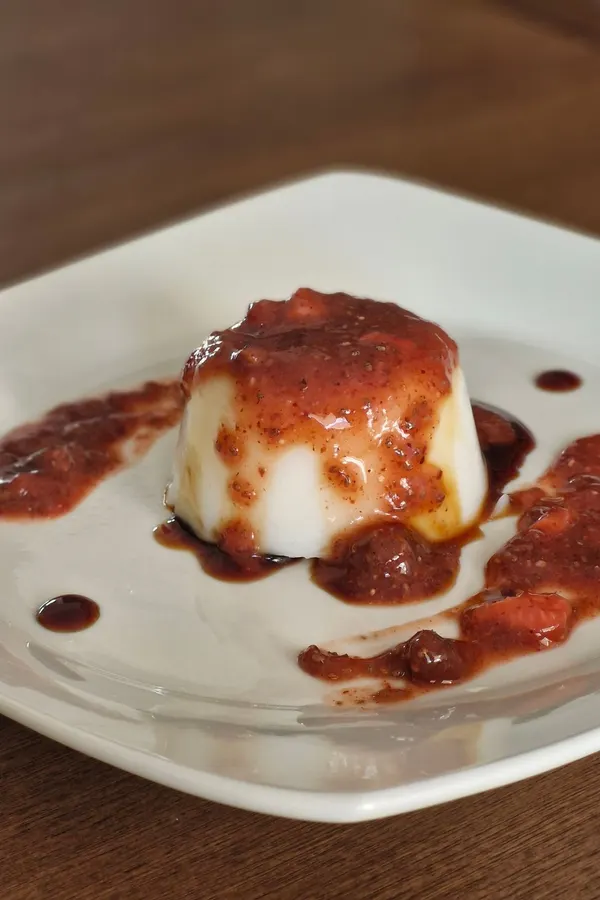 Panna cotta waniliowa z sosem z pieczonych śliwek i prażonymi migdałami
