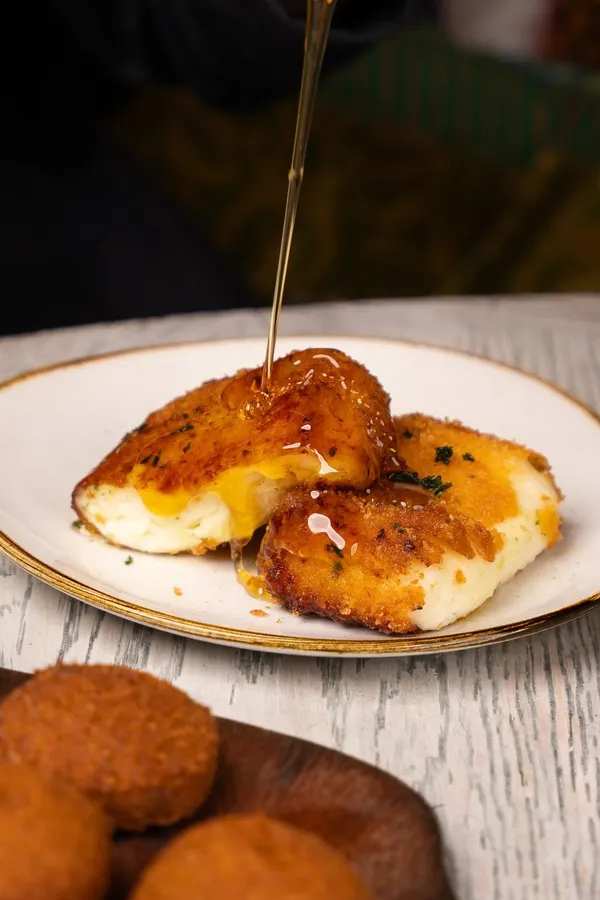 Smażony ser saganaki z miodem i cytryną