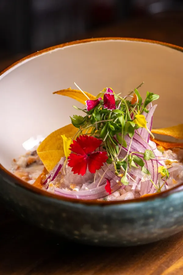 Ceviche z białej ryby z czerwoną cebulą