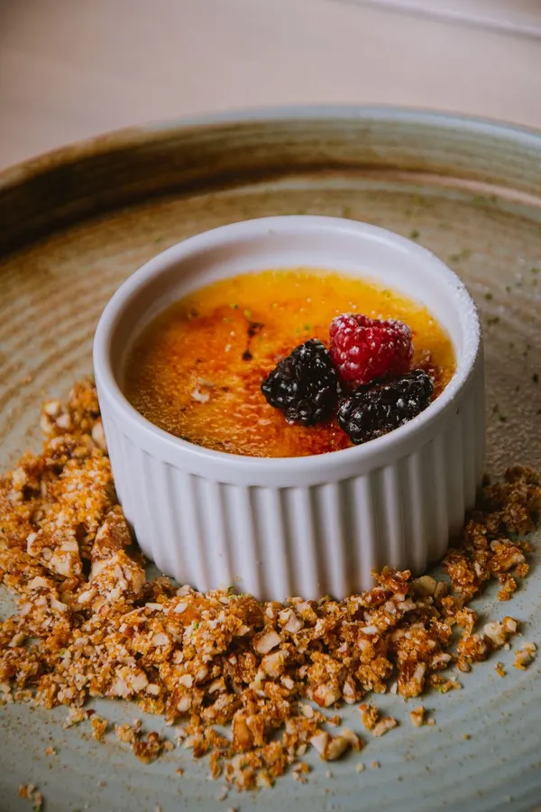 Crème brûlée z owocami i kruszonką