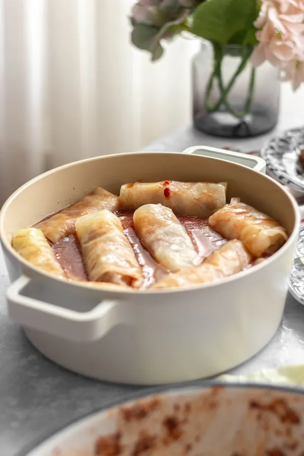 Gołąbki z kaszą gryczaną i pieczarkami w sosie pomidorowym