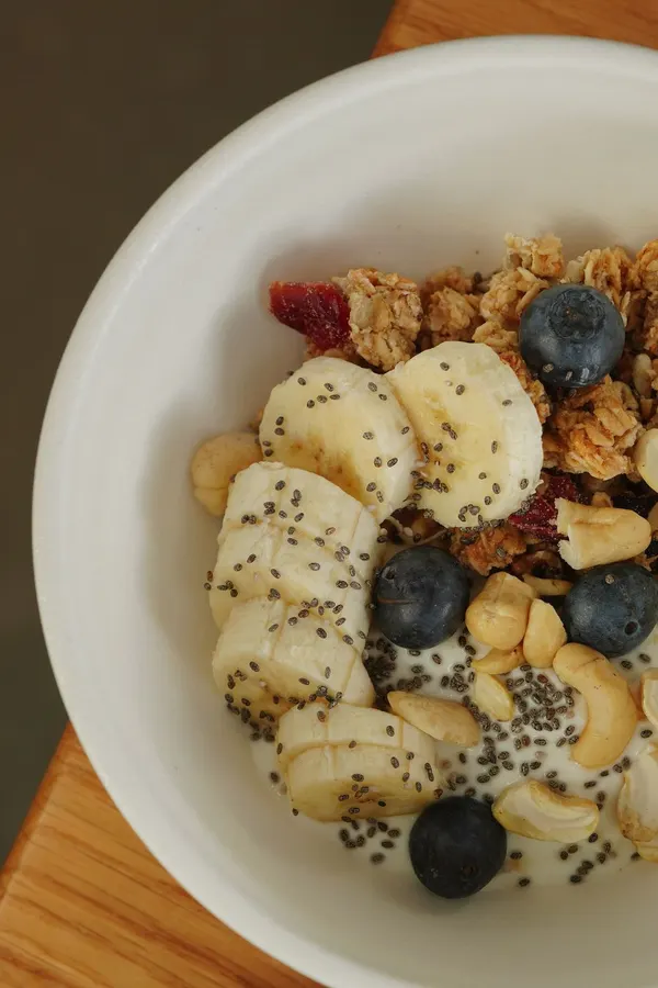 Jogurt z granolą, bananem i borówkami