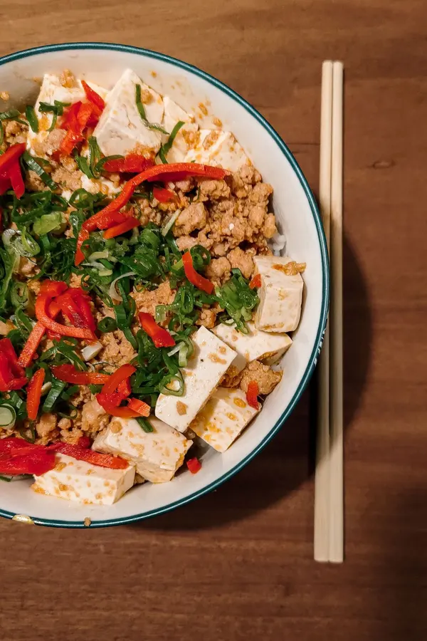 Tofu z pikantną wieprzowiną, papryką i dymką
