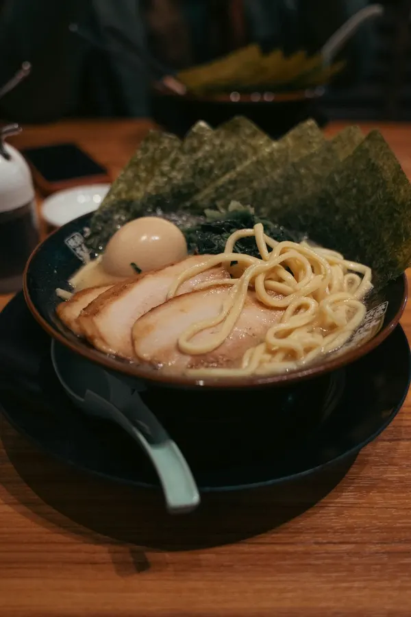 Ramen z wieprzowiną chashu, jajkiem i nori