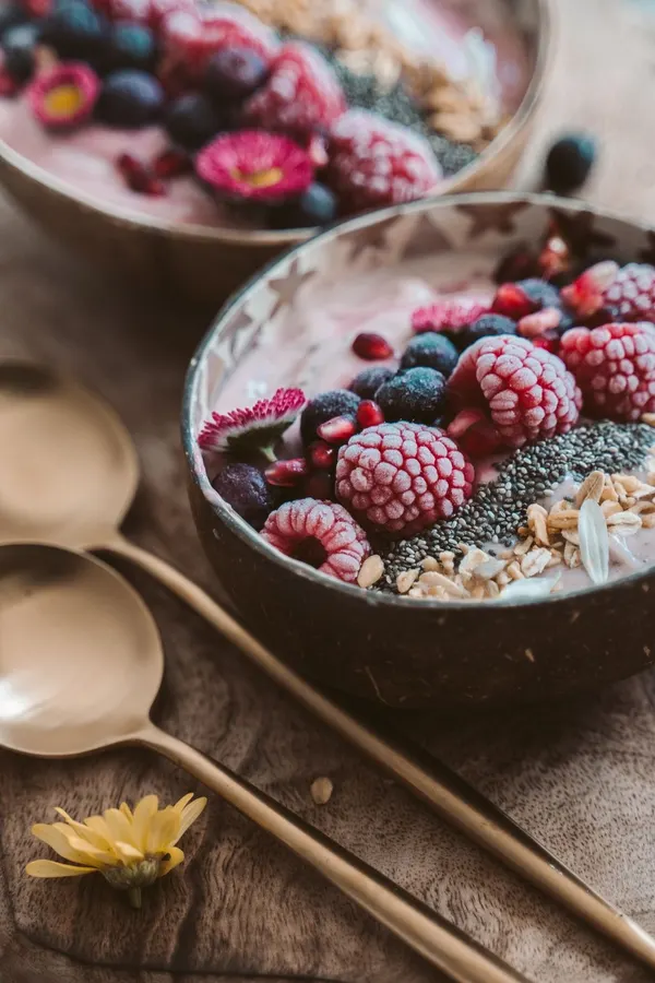 Owocowe smoothie bowl z malinami i chia
