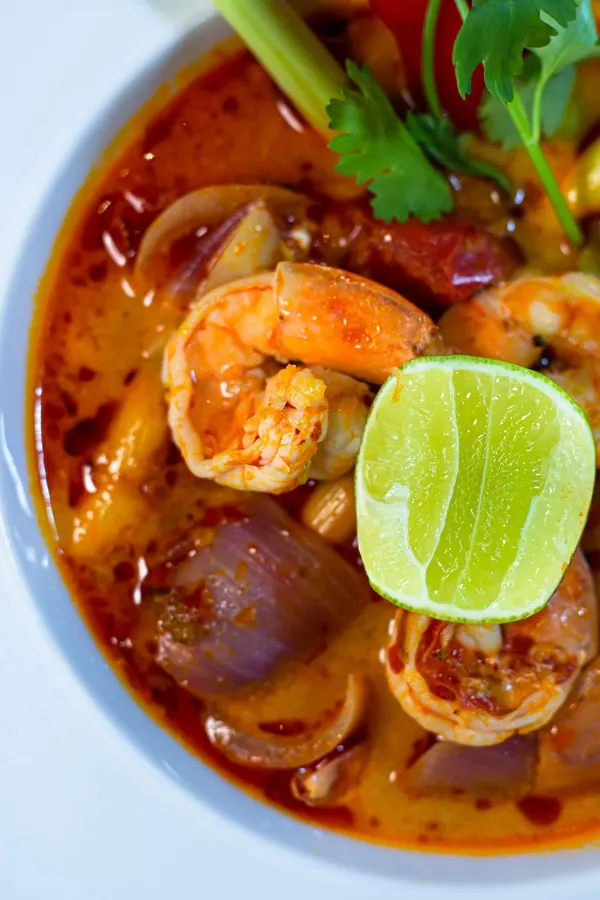 Kremowa zupa tom yum z krewetkami